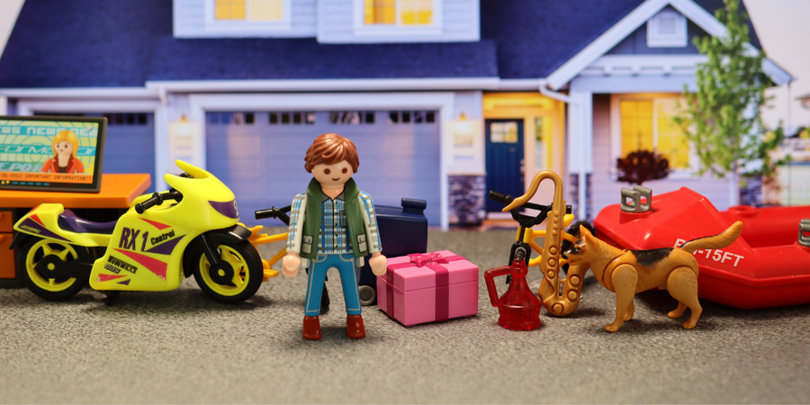 17- Eine Playmobilfigur steht vor seinen Eigentümern, wie seinem Haus und seinem Motorrad.