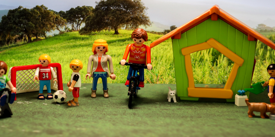 12- Eine Playmobilfamilie verbringt zusammen Zeit in einem Garten.