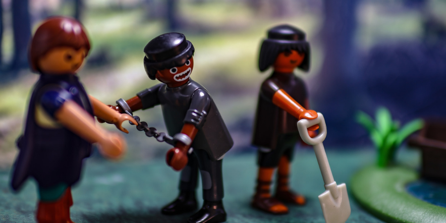 04- Eine Playmobilfigur ist in Ketten, eine weitere hält eine Schaufel, sie werden von einer dritten Figur bewacht.