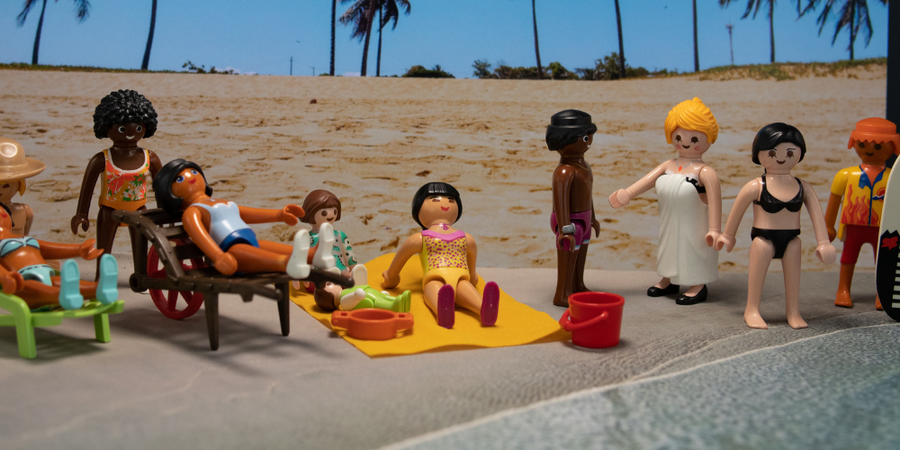 24- Eine Gruppe diverser Playmobilfiguren genießt ihre Erholung und Freizeit an einem Strand.